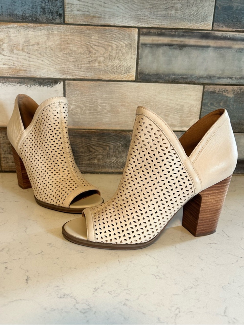 🍀Lucky Brand Ivory Leather Laser Cut Perforated Peep-Toe Block Heel Ankle Boots - Picture 3 of 15